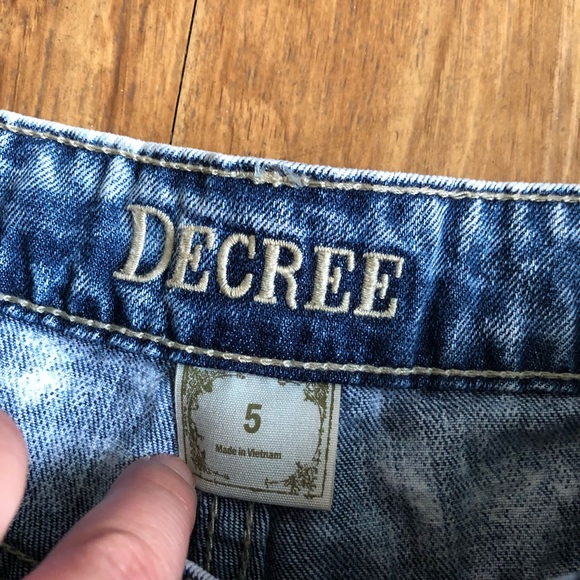Decree Acid Wash Ombré Shorts | Size 5 - Picture 2 of 5